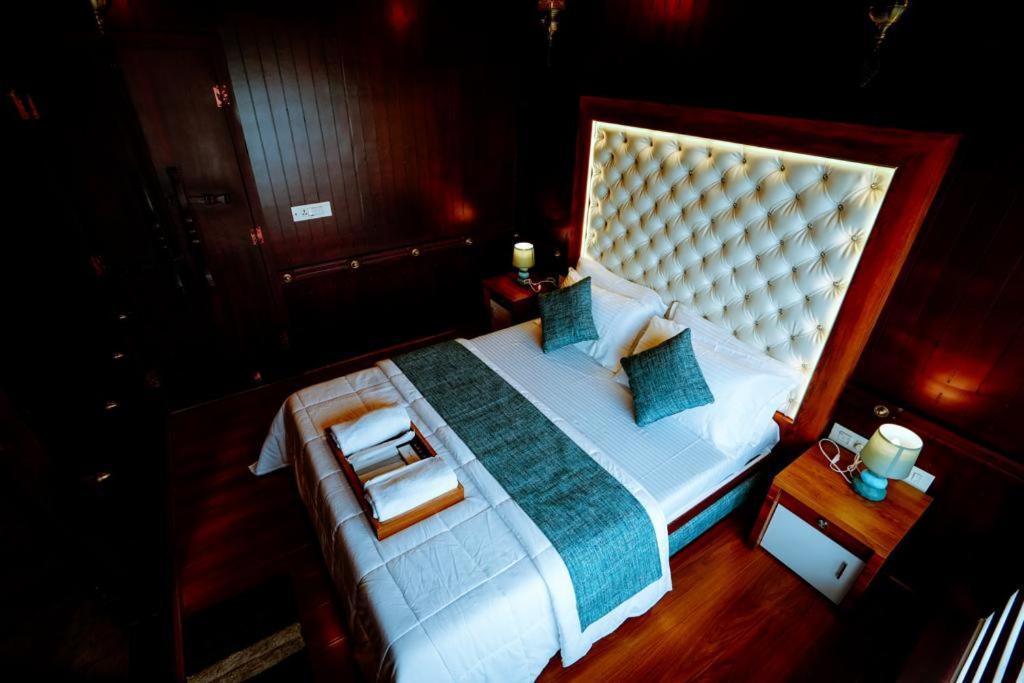 Why Not Houseboat Hotel Alappuzha Luaran gambar